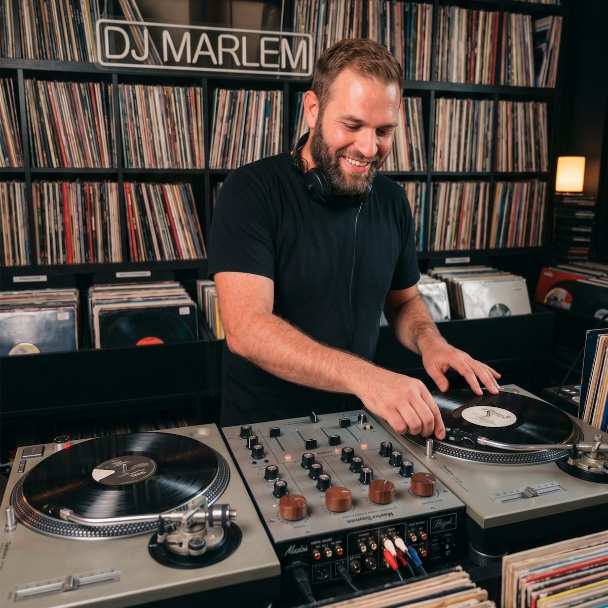 DJ Marlem aux platines devant sa collection de vinyles